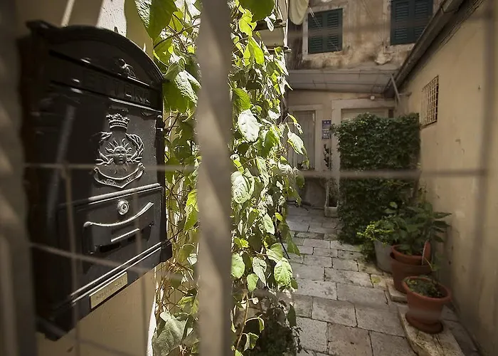 Dioklecian Wall Gostinjska kuća