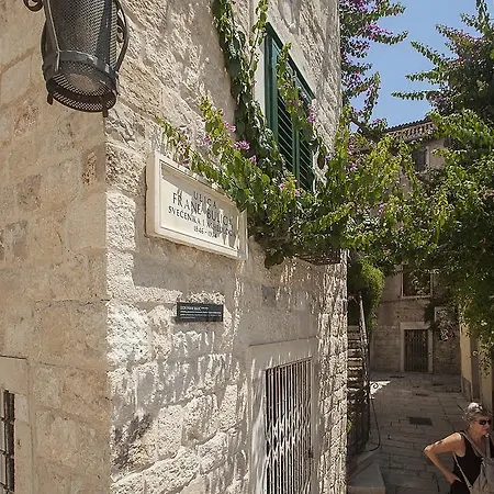 Dioklecian Wall بيت ضيافة 2*